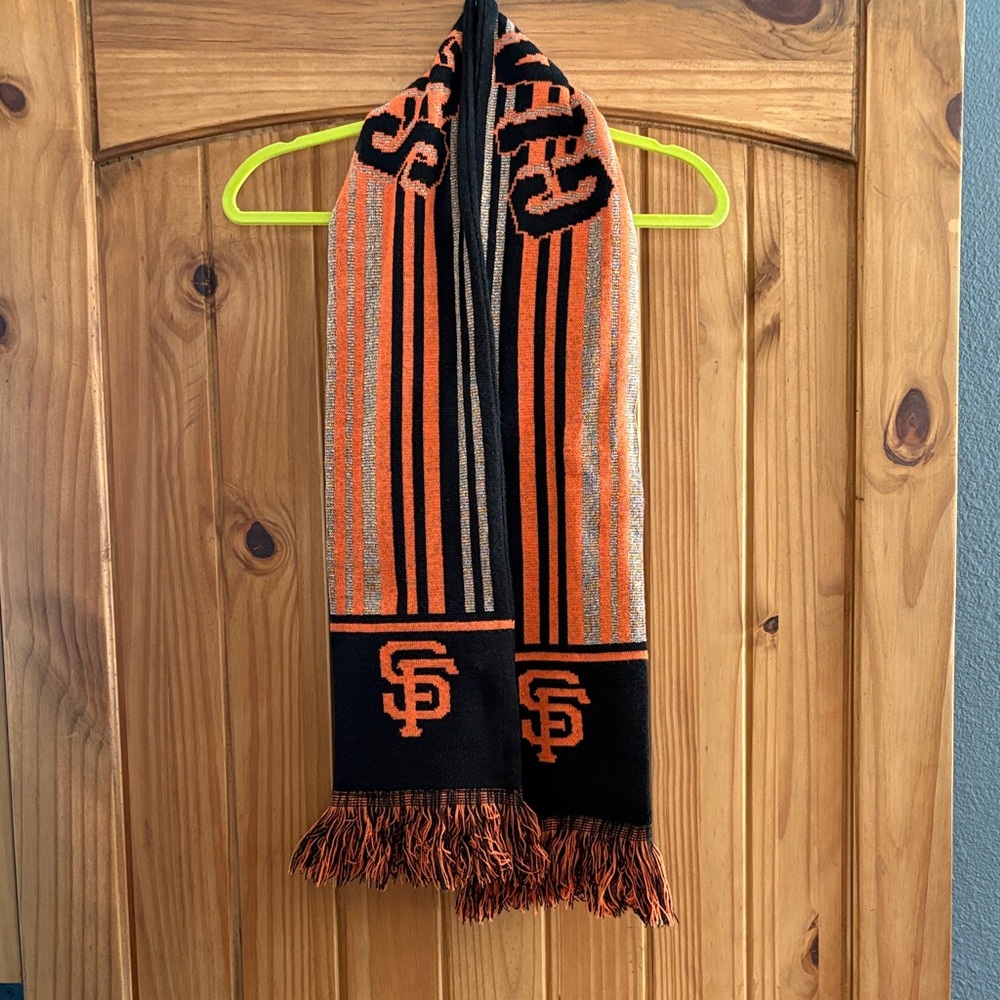 Ladie’s SF Giants Black and Orange Scarf